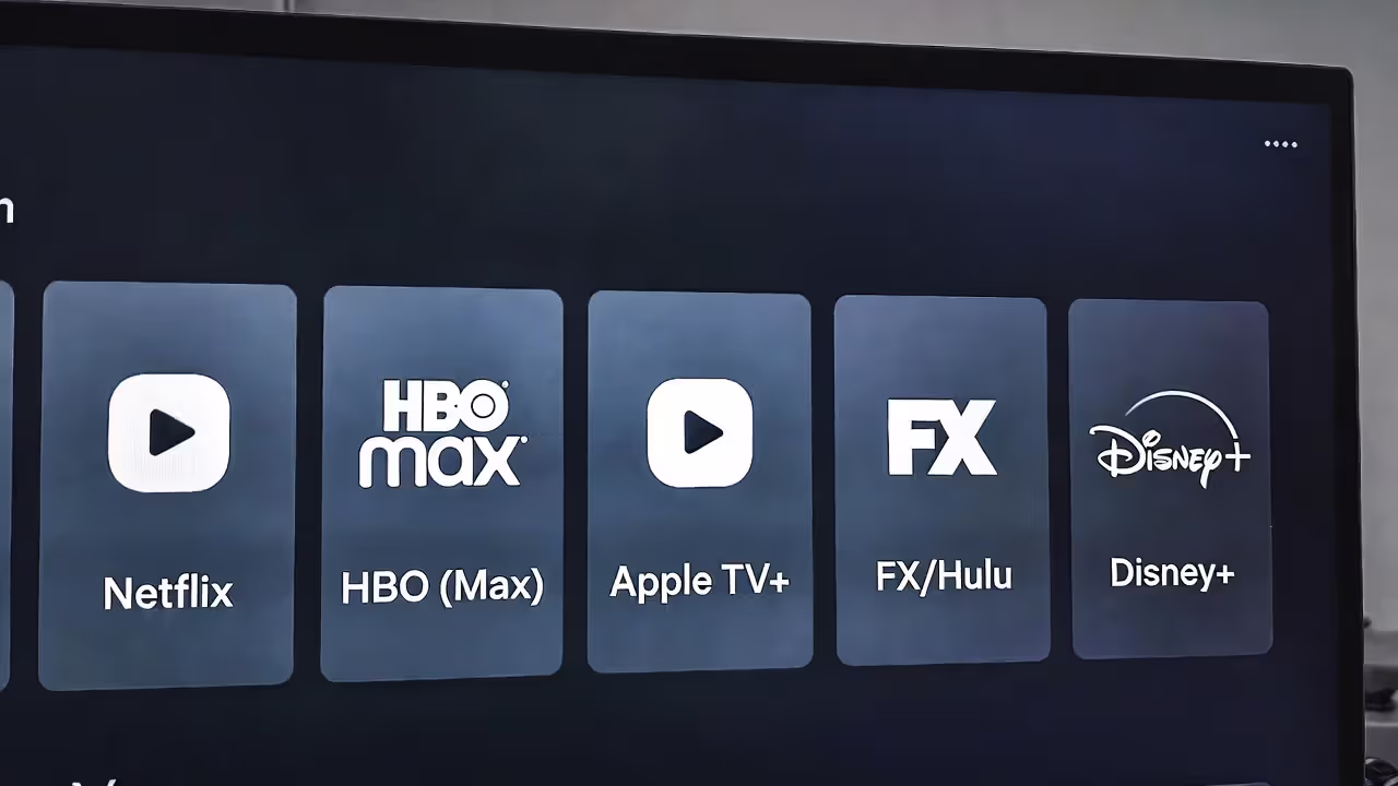 Карточки сравнения стриминговых платформ по жанрам и цене подписки