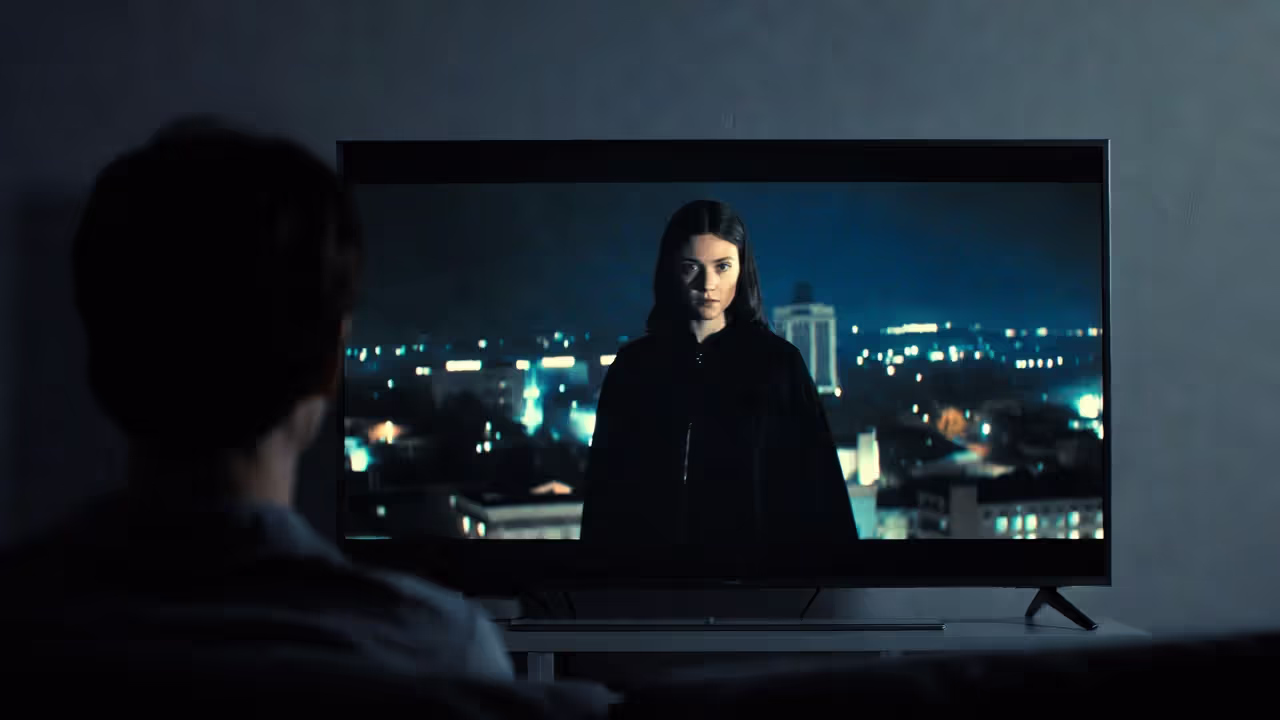 Зритель смотрит новый триллер или криминальную драму на телевизоре